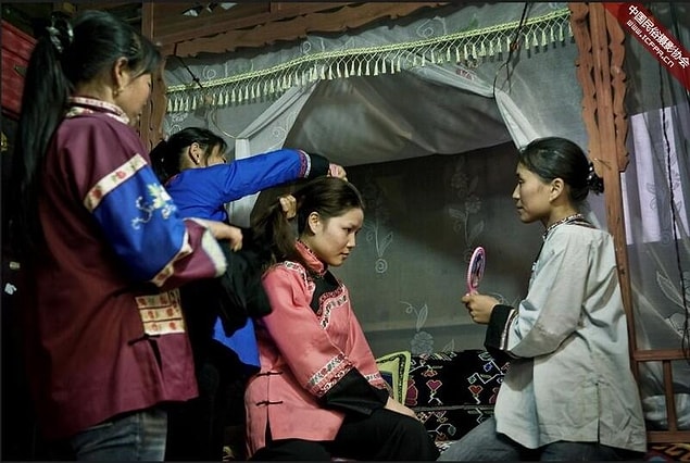 Tujia'nın evlilik gelenekleri arasındaki en büyük tabu bir akrabayla evlenmek. Akraba olma olasılığı olduğundan aynı soyada sahip iki insanın evlenmesi çok zor.