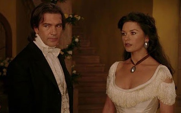10. Антонио Бандерас и Кэтрин Зета Джонс в первом фильме о Зорро. Горячо!