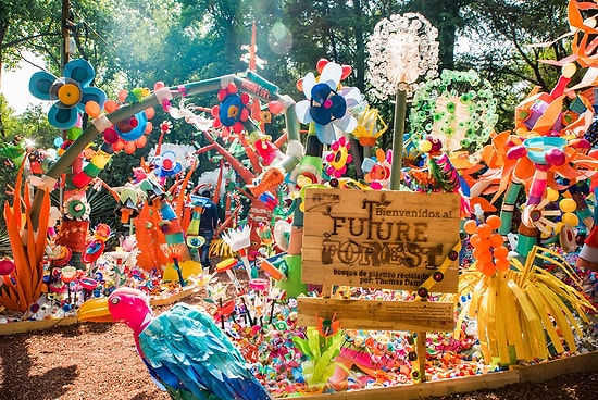 Лес будущего: в Мехико художник создал лес из 3 тонн отходного пластика