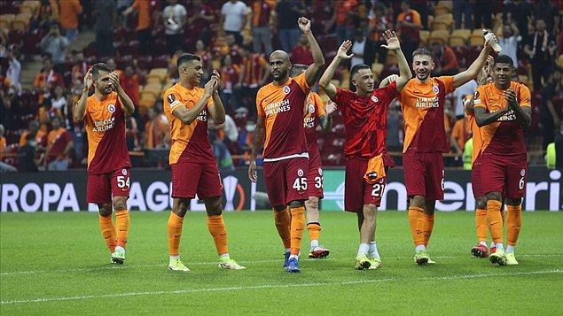 İki maç sonunda 4 puanı bulunan Galatasaray, liderlik koltuğunda oturuyor.