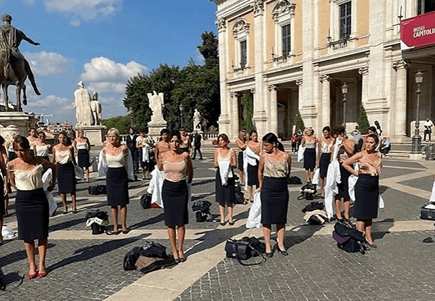 Alitalia Hostesleri Soyunarak Protesto Etti