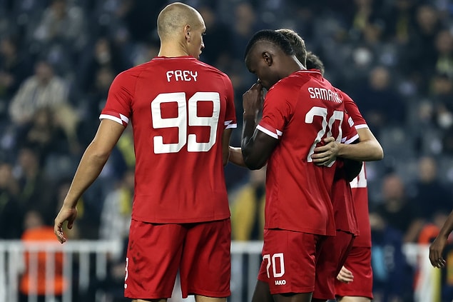2. dakikada Royal Antwerp, Samatta'nın golüyle Fenerbahçe karşısında 1-0 öne geçti.