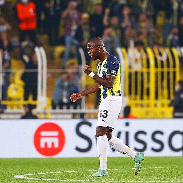 45. dakikada Fenerbahçe yine penaltı kazandı. Topun başına bir kez daha Valencia geçti. Tecrübeli futbolcu bu sefer hata yapmadı ve takımını 2-1 öne geçiren golü kaydetti.