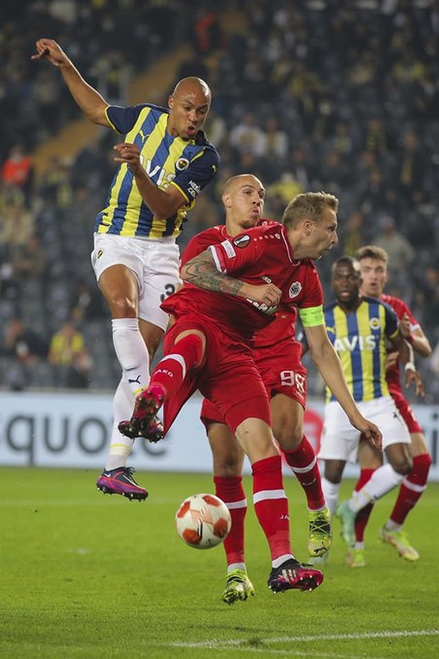 İlk yarı Fenerbahçe'nin 2-1'lik üstünlüğü ile sona erdi.