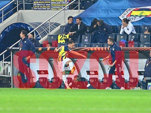 Fenerbahçe'de oyundan çıkan Mesut Özil, yedek kulübesi önündeki su şişelerini tekmelerken formasını havaya fırlattı. (Sözcü)