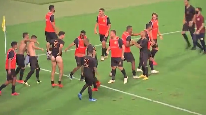 Hayatımda Daha Garip Bir Olay Görmedim: Gol Sevinci Sırasında Arkadaşının Yüzüne Oturan Futbolcu