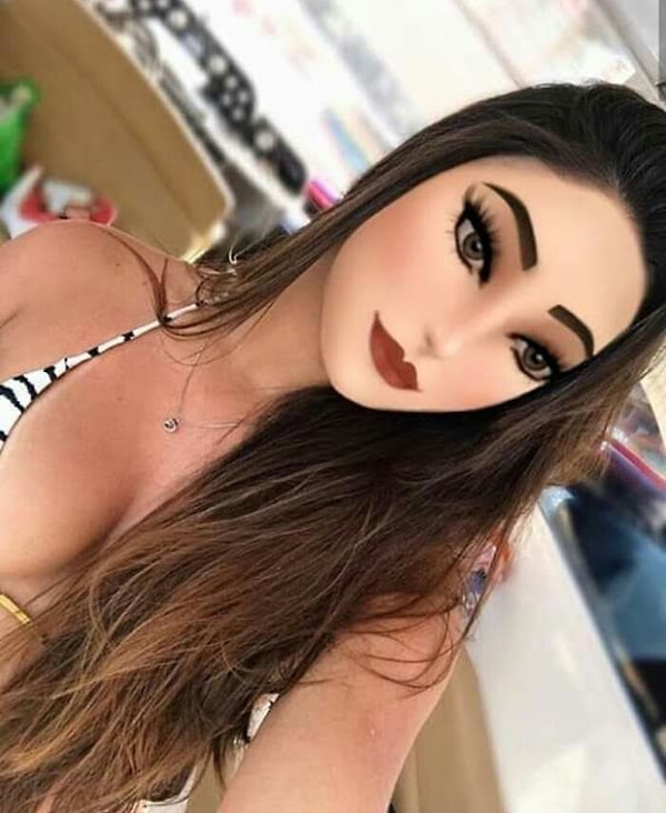 11. Такое ощущение, что она - персонаж игры в Sims