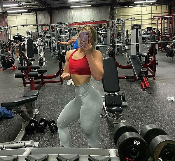 13. Никогда не пропускает день ног, но пропускает день правой ноги