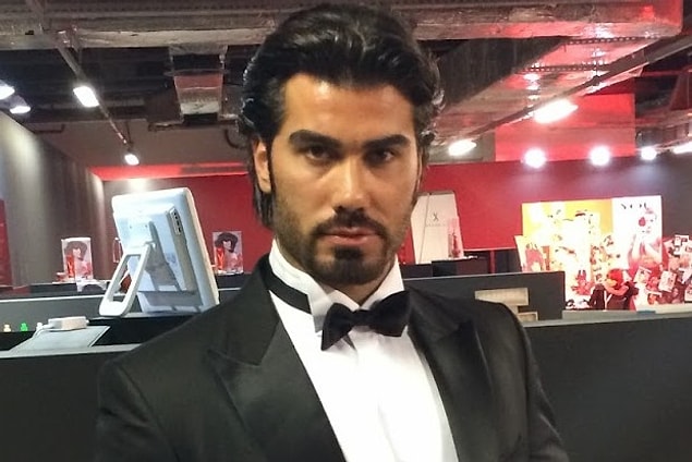 Aşağı indik, localardan birinde oturuyordu Erkan Özerman. Çocuklar vardı etrafında, ben hep uzak durmaya çalıştım çünkü midemiz bulandı ama bu olayların da içine girmiş bulunduk.