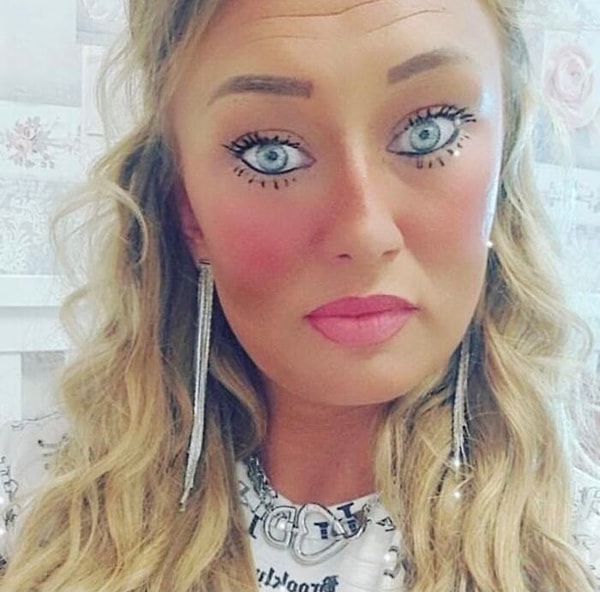 5. Такое ощущение, что она просто нарисовала глаза на веках