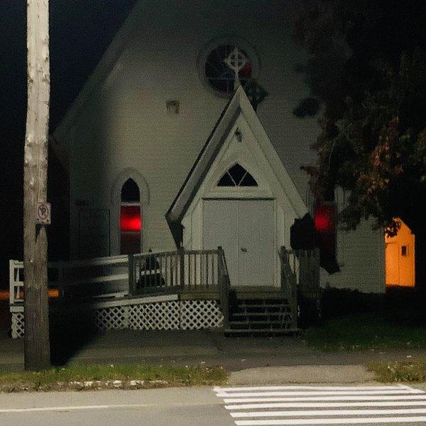 15. "Kilisenin yanından geçerken garip ışıklar gördüm. Acaba içerde neler oluyor?"