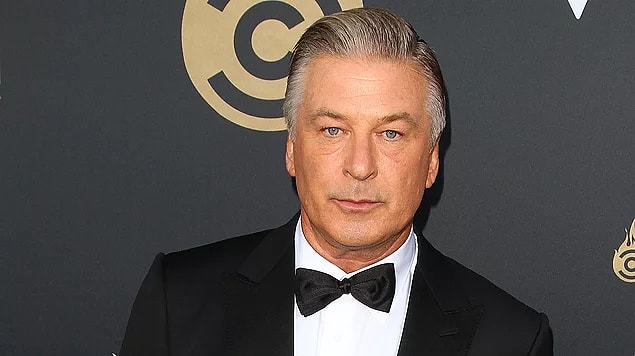 1. Dünyaca ünlü oyuncu Alec Baldwin 'Rust' adlı filmin setinde yanlışlıkla dolu bir silahı ateşleyerek filmin görüntü yönetmeni Halyna Hutchins'in hayatını kaybetmesine neden oldu.