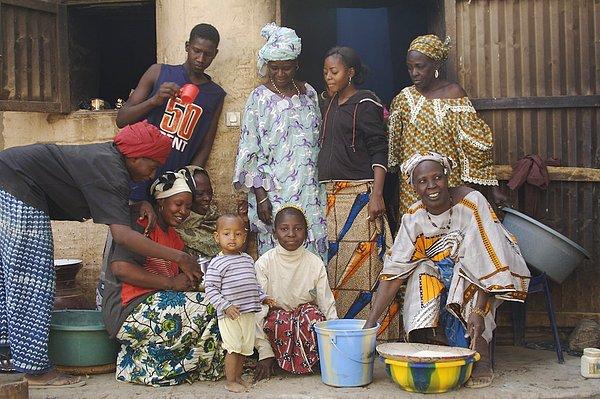 10 çocuklu Müslüman bir ailenin, en küçük çocuğu olarak Timbuktu'nun ücra bir köyünde dünyaya gelen Toure'nin 9 kardeşi, zorlu şartlardan dolayı daha bebeklik dönemini geçemeden vefat etmişti...