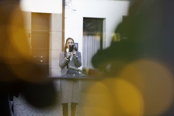 6. Фотографировать незнакомцев без их ведома и публиковать их фото в Интернете