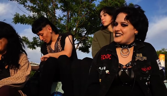 Punk bir öğrenci olan Lidya şunları söylüyor: "Türkiye'de punk olmak, bindiğiniz her toplu taşımadaki rastgele amcaların sizi atacak, dövecek gibi bakmasından oluşuyor genel olarak bence."
