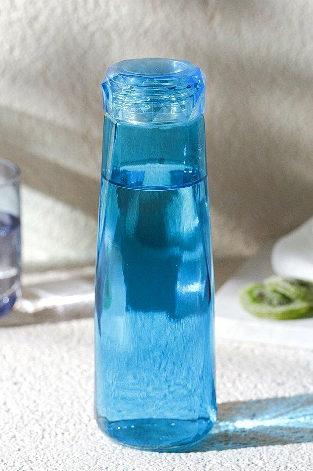 5. Yeterli su içmeyenlere bile su içirtecek mavi cam şişe!