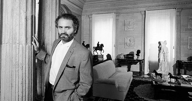 Cunanan'ın Versace ile 90'ların başında San Francisco'daki bir kulüpte tanıştığına dair söylentiler ortaya çıktı.