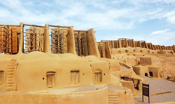 9. В небольшой деревне Наштифан в Иране до сих пор вращаются одни из самых старых ветряных мельниц в мире. Изготовленные из натуральной глины, соломы и дерева, ветряные мельницы перемалывают зерно для получения муки уже около 1000 лет