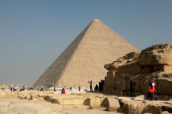 9. Если бы у вас была нейтронная звезда размером с чайную ложку, она имела бы ту же массу, что и 900 пирамид Гизы