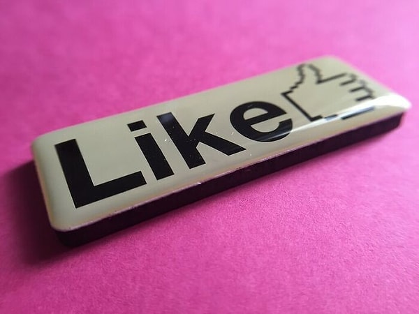 12. Кнопка "Like" (Нравится) на Facebook должна была называться "Awesome" (Круто)
