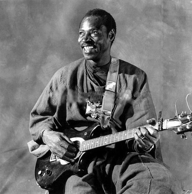 Ali Farka, içinde bulunduğu dünyaya yabancıydı. Bu yıllarda Mali'den çıkan birçok müzisyen, başarı elde ettikten sonra Batı'nın önemli kentlerine yerleşiyor ve kariyerlerine orada devam ediyordu.