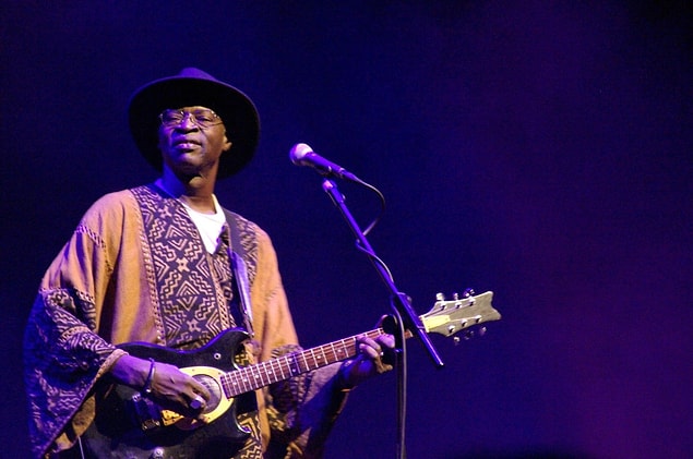 Bu arada az da olsa konserler vermeye devam eden sanatçı, asıl büyük ününü, Amerikalı gitarist Ry Cooder ile yaptığı kayıtla yaşayacaktı.
