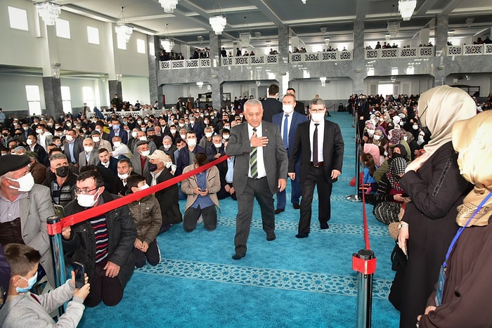 Bunu da Gördük: Caminin İçinden Protokol Yolu Geçirildi!