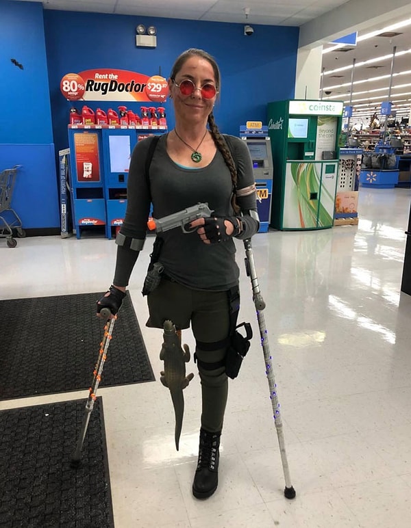 6. Моя жена оделась как Лара Крофт на Хэллоуин. Ей пришлось импровизировать, потому что ее нога ампутирована.