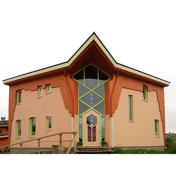 10. Да, это дом. Да, здесь действительно живут люди и да, окна даже не были расположены симметрично