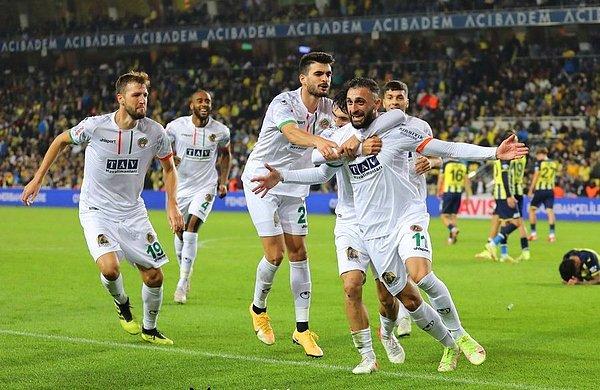 Alanyaspor'un golleri 75. dakikada Emre Akbaba ve 90+3'te Efkan Bekiroğlu'dan gelirken Fenerbahçe'nin golünü 80. dakikada Serdar Dursun kaydetti.