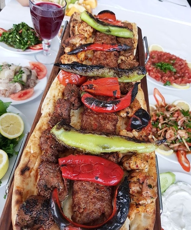 13. Ağızlara layık kebap sofrası için Onbaşılar Kebap...