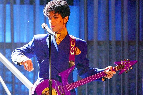 2. Prince, müzik şirketine karşı asi bir hareket olarak ismini telaffuz edilemeyen bir aşk simgesine dönüştürmüş.