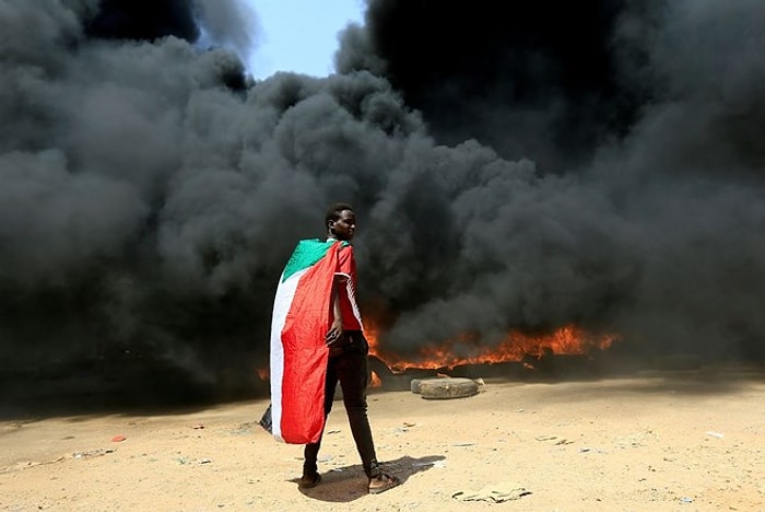 Sudan'da Darbe Girişimi: Başbakan Gözaltında, Halk Sokakta