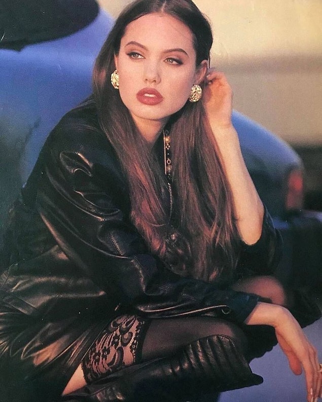 2000'li yılların başlarında dünyanın en güzel kadınları arasında olan Angelina Jolie, kariyerindeki ilk gününden beri en çok konuşulan isimler arasında yer alıyor.