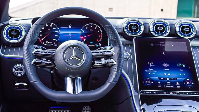 Araba tutkunlarının büyük çoğunluğu Mercedes'in yenilenmiş C Serisi için heyecanlansa da bu araç diğer pek çok araç gibi Türkiye sınır kapısından girer girmez döviz kuru ve ÖTV gibi etmenlerle epey kabarık bir fiyata kavuşuyor.