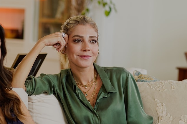 Ablasını teselli etmek için evine gelen Sanem tam gerçekleri anlatacaktı ki, yine araya başka şeyler girdi.