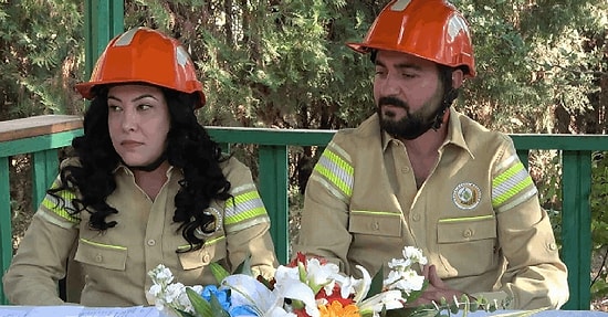 Mesleğinin Zorluğunu Anlatmak İçin Düğününde Yangın Söndürme Tatbikatı Yapan İtfaiyeci Damat