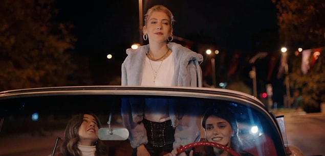 Her şeyi geride bırakıp bir kaçamak yapmak isteyen üç kız kardeş güzel bir yolculuğa çıktı, yolda kalmasalardı iyiydi diyemeyeceğim tabii, belli ki Azra eşinin bir yalanını yakaladı...
