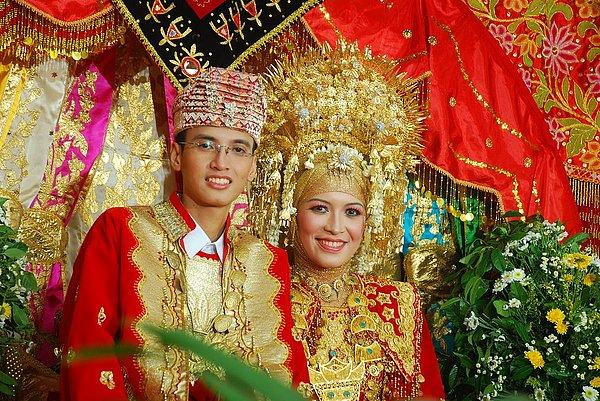 Düğün günü yapılan bir başka gelenek, damadın ailesine başlık parası verilmesi. Hatta Minangkabau halkı, dünya üzerinde erkek için başlık parası ödeyen nadir kabileler arasında en büyüğü.