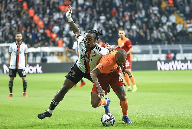 Derbide ilk yarı 1-1'lik eşitlik ile sona erdi.