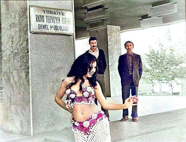 7. TRT'nin yılbaşında dansöz yasağını protesto eden bir dansöz, Ankara, 1977.