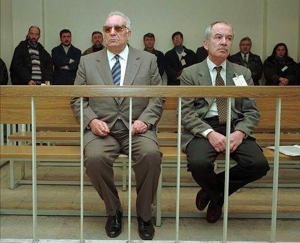 12. Yaşar Kemal ve yayıncısı Erdal Öz DGM mahkemesinde yargılanırken, İstanbul, 1995.