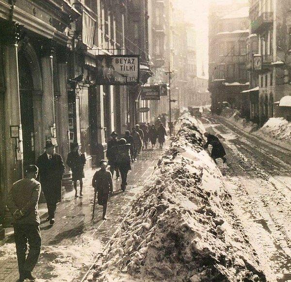 19. İstiklal Caddesi ve kar, İstanbul, 1930.