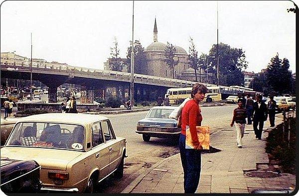 10. Ajda Pekkan plağı taşıyan genç, İstanbul, 1980.