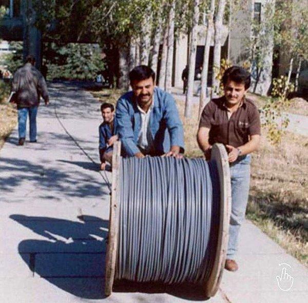 21. Türkiye'deki ilk internet bağlantısı çekilirken, 1993.