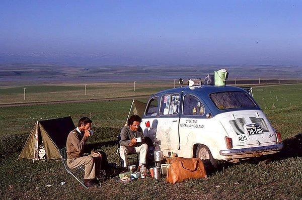 22. Anadolu'nun orta yerinde kamp kuran turist gezginler, Türkiye, 1969.