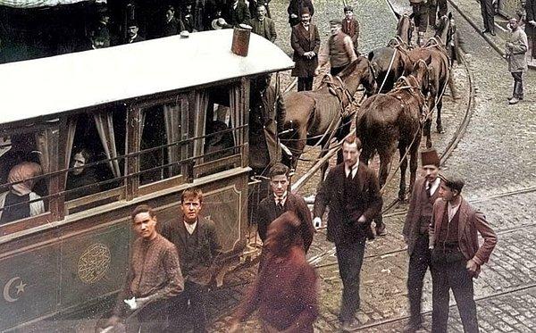 23. Karaköy'de yürüyen beyefendiler, İstanbul, 1910.