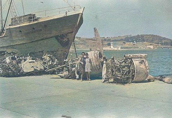 24. Uçak enkazı ve poz veren kadınlar, Bodrum, 1969.
