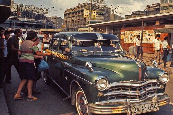 18. Karaköy'de taksi, İstanbul, 1973.