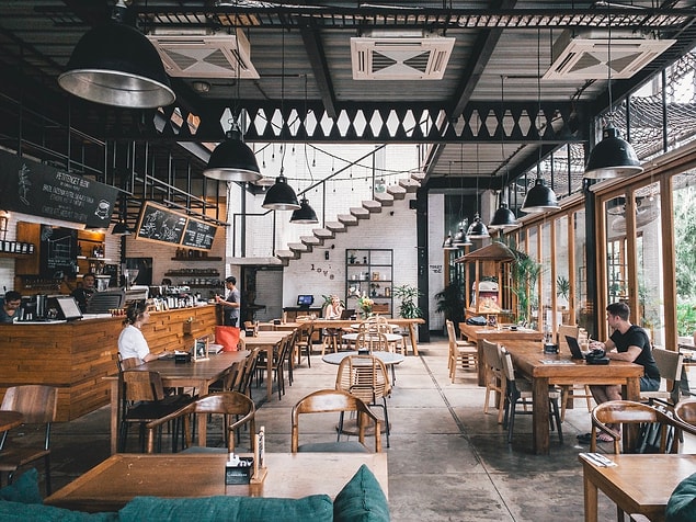 25. "Beni eskiden çalıştığı restorana yemeğe götürmüştü. Yemek boyunca çalışan arkadaşları tarafından dikkatle izlendik, garson bir kız yanımıza gelip duruyordu, meğersem eski sevgilisiymiş. Ayrıldıktan sonra eski sevgilisi beni görsün diye bile bile oraya yemeğe gittiğimizi utanmadan söylemişti."